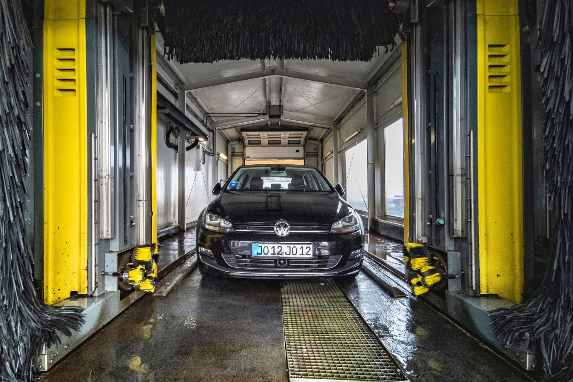 Car entering an automatic car wash tunnel